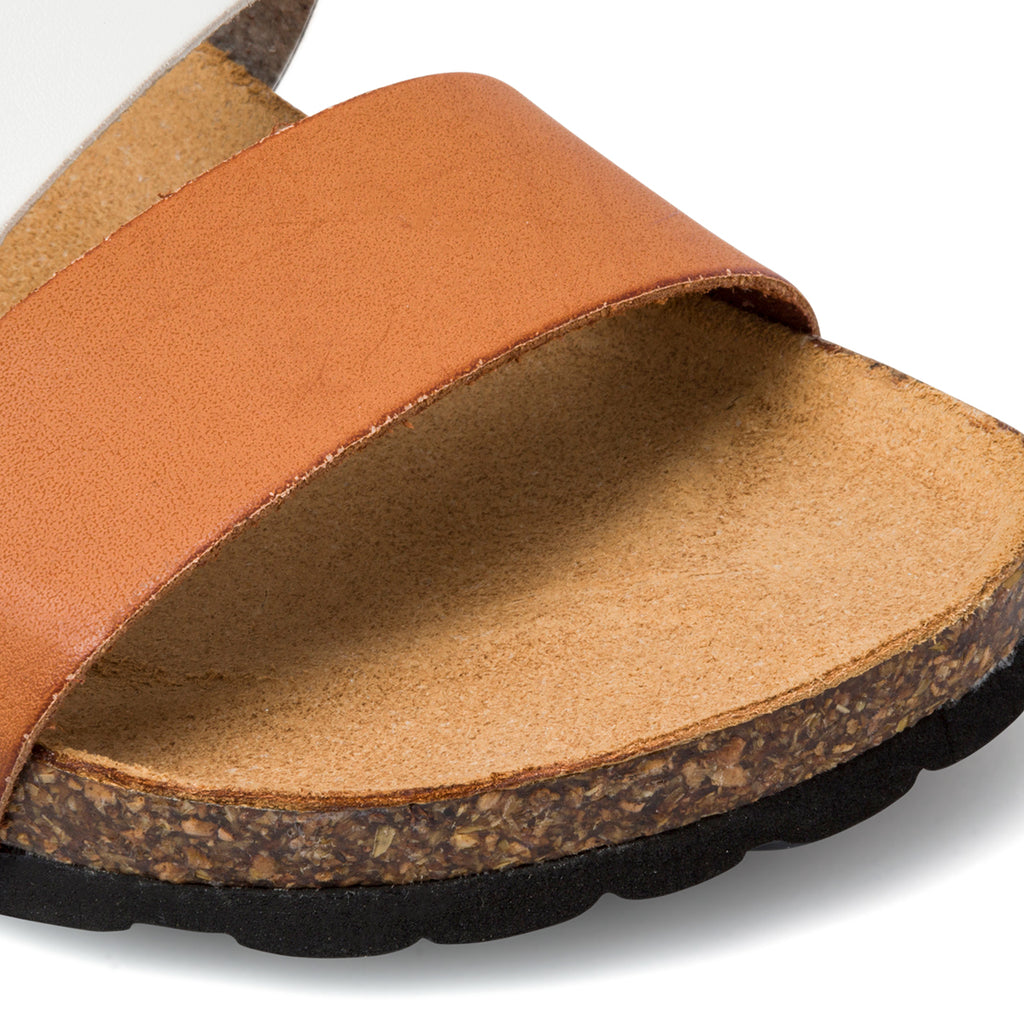 Ciabatte da donna color cuoio e bianco con fibbia in metallo Italia Trend Grazia