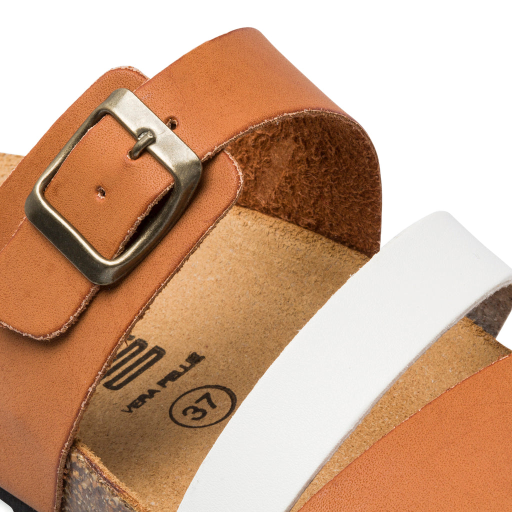 Ciabatte da donna color cuoio e bianco con fibbia in metallo Italia Trend Grazia