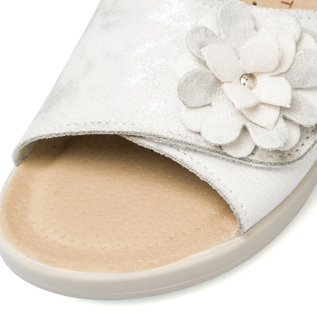 Ciabatte da donna bianche con sottopiede in pelle e fiore decorativo Fly Flot