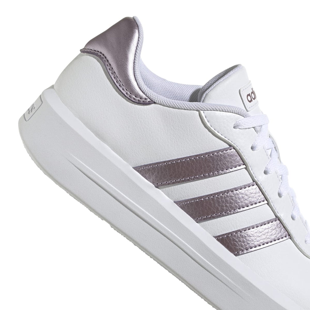 Sneakers bianche da donna con suola platform adidas Court