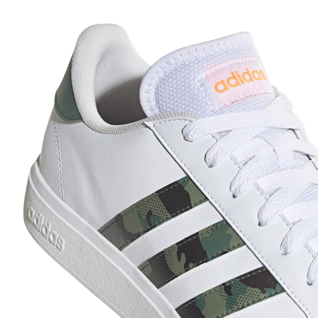 Sneakers bianche da uomo con strisce camouflage adidas Grand Court Base 2.0