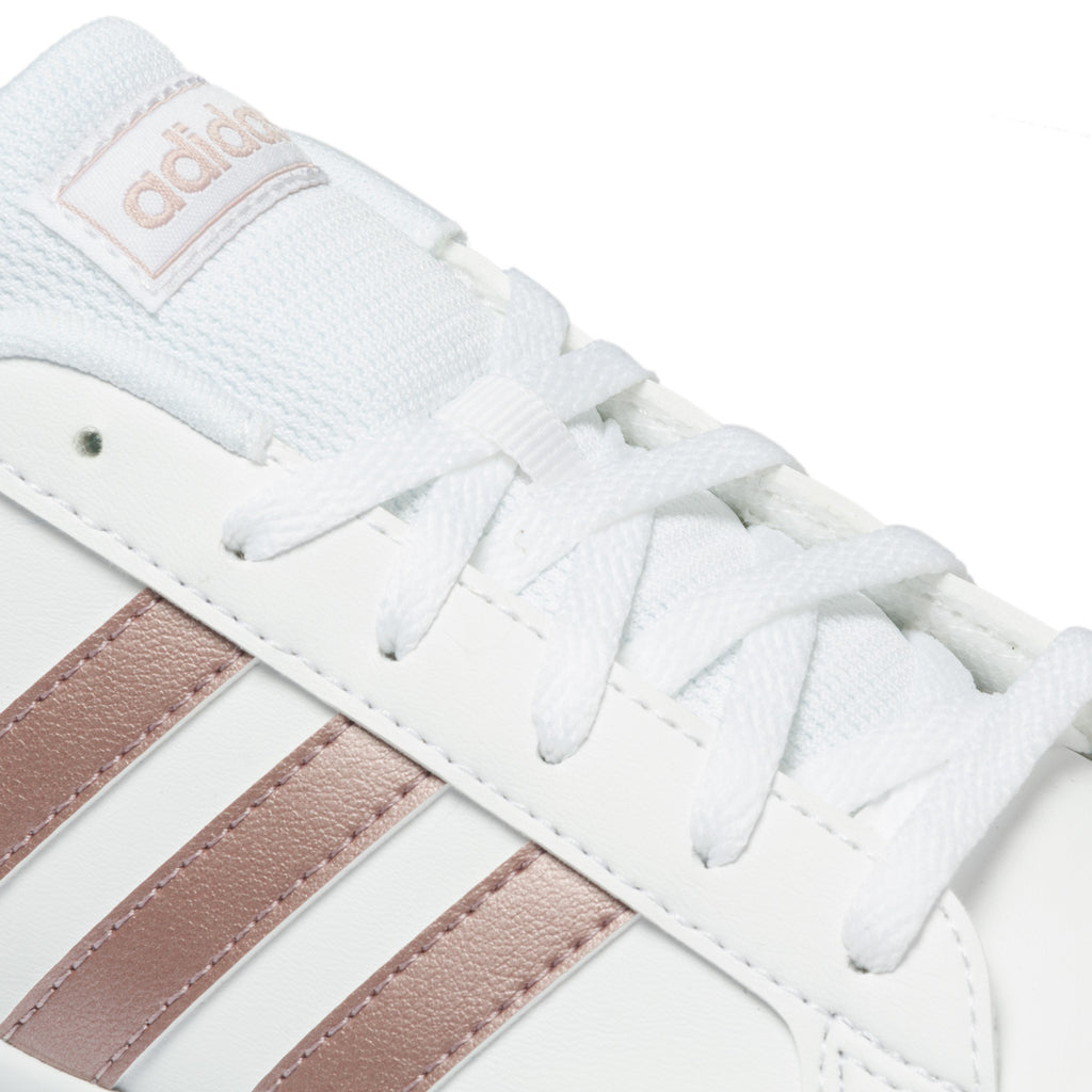 Sneakers bianche con strisce laterali a contrasto adidas Grand Court K