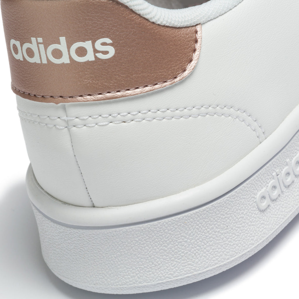 Sneakers bianche con strisce laterali a contrasto adidas Grand Court K