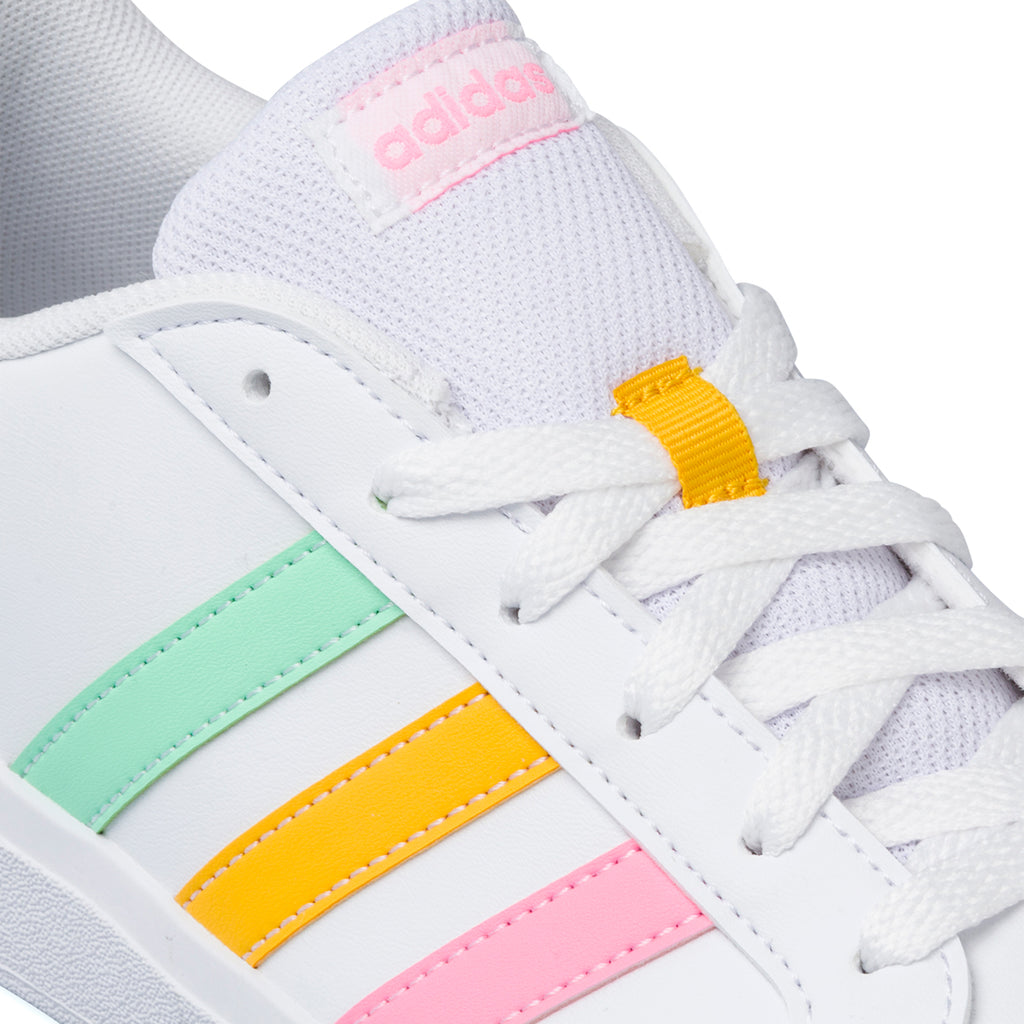 Sneakers bianche da ragazza con strisce arcobaleno adidas Grand Court 2.0 K