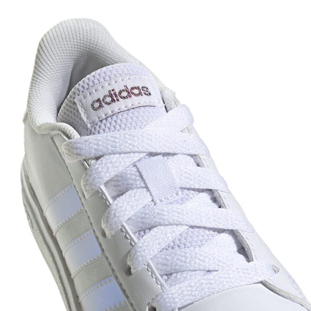 Sneakers bianche da ragazza con strisce iridescenti adidas Grand Court 2.0 K