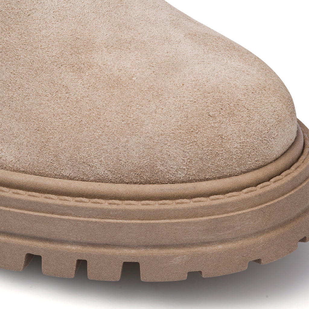 Anfibi beige in pelle scamosciata da donna con suola chunky Primopiano