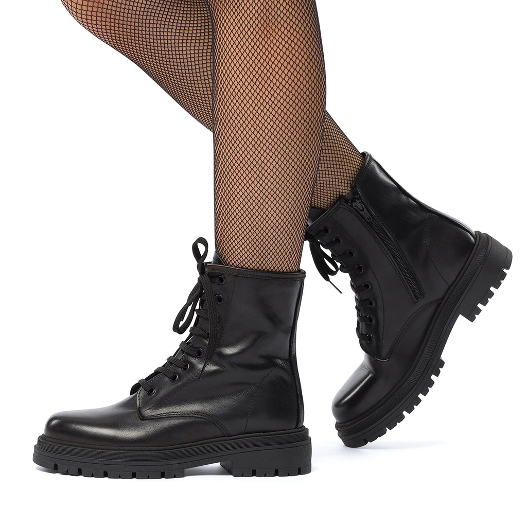 Anfibi neri da donna in pelle con zip laterale Primopiano