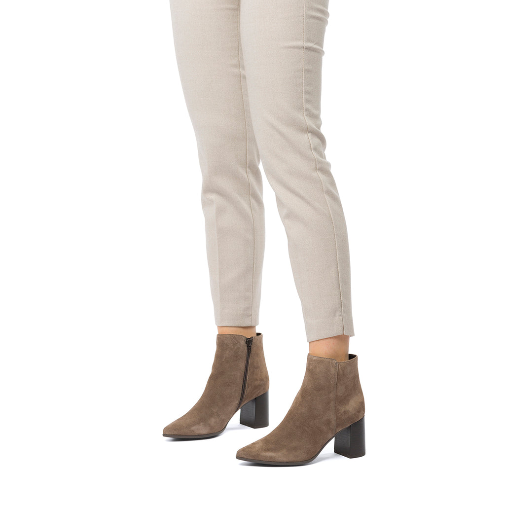 Stivaletti in pelle scamosciata grigi da donna con tacco a blocco 7 cm e zip P Essentials