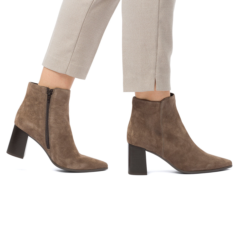 Stivaletti in pelle scamosciata grigi da donna con tacco a blocco 7 cm e zip P Essentials