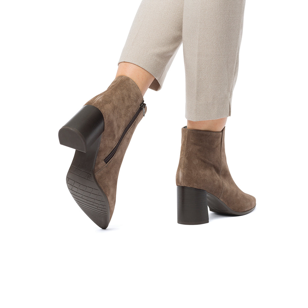 Stivaletti in pelle scamosciata grigi da donna con tacco a blocco 7 cm e zip P Essentials