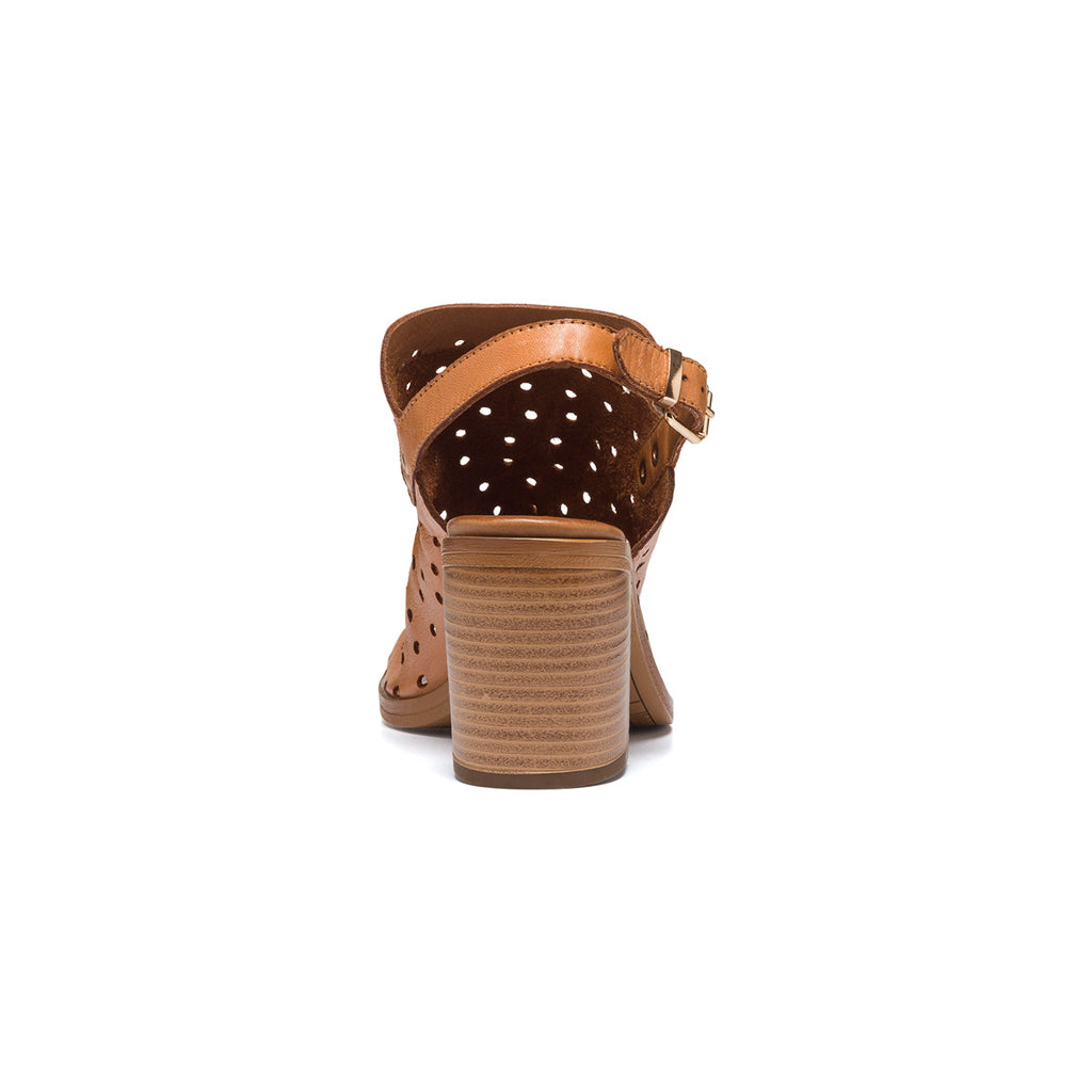 Sandali con tacco marroni in pelle traforata con applicazione di borchie piatte P Essentials