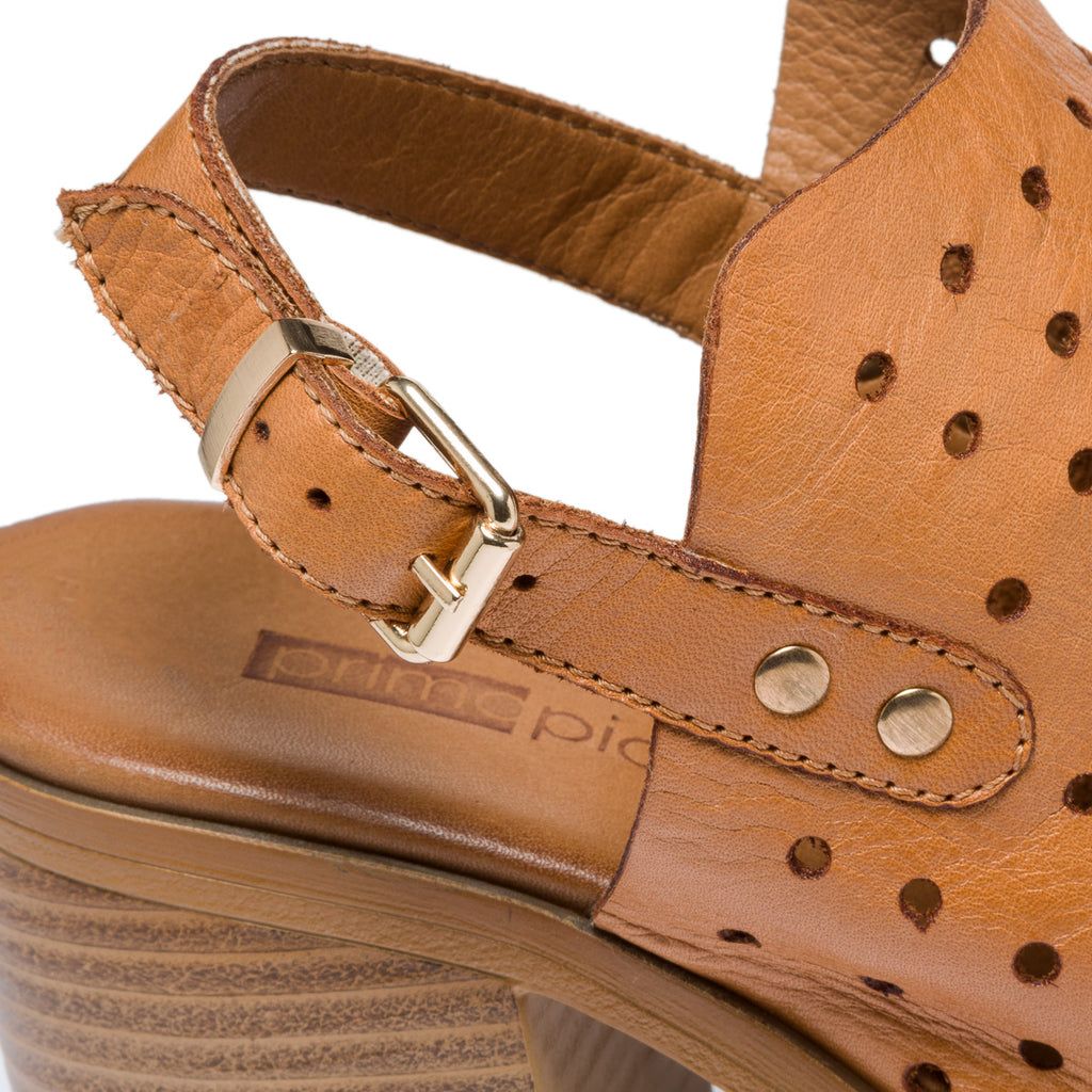 Sandali con tacco marroni in pelle traforata con applicazione di borchie piatte P Essentials