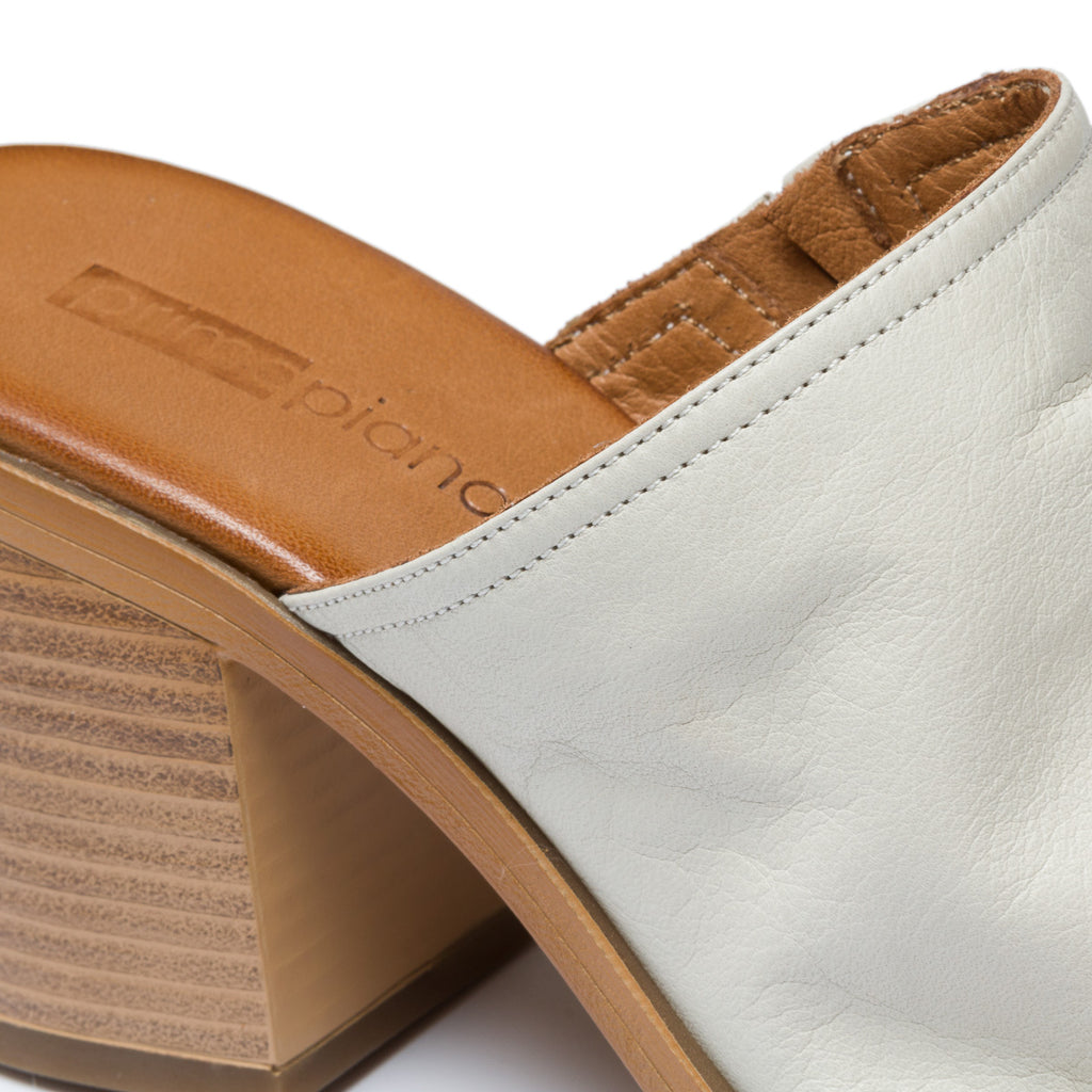 Sabot bianche in pelle con tacco 7,5 cm P Essentials