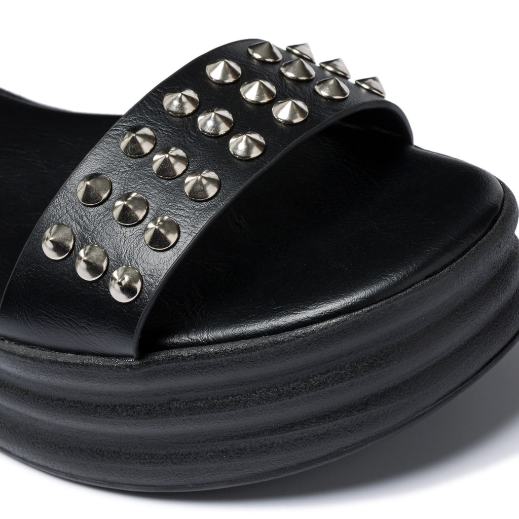 Zeppe nere con suola 6 cm e applicazione di borchie a piramide Lora Ferres